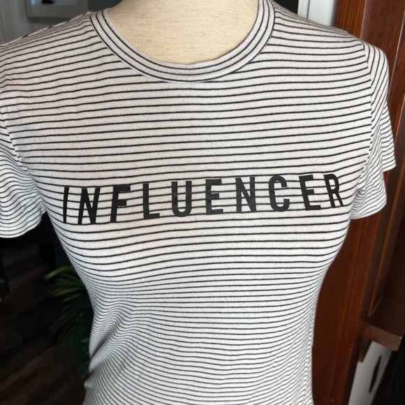FOREVER 21 Influencer crew neck pullover t-shirt Size small EUC - Picture 2 of 7